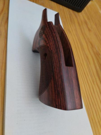 Vendo cachas originales de revolver 686 international, nunca usadas, totalmente impecables, comprado a 01