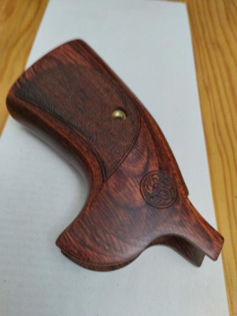 Vendo cachas originales de revolver 686 international, nunca usadas, totalmente impecables, comprado a 10