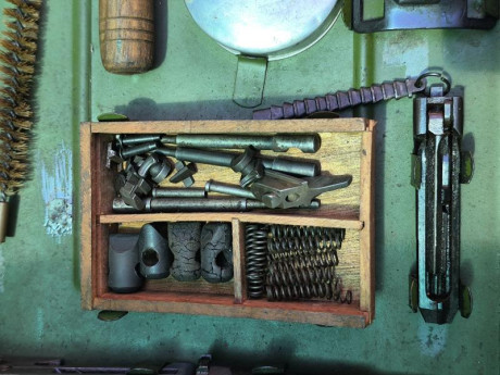 Se vende caja de respeto Fusil Automático Oviedo. Le falta un cierre a la caja.
80€ + portes. precio negociable. 01