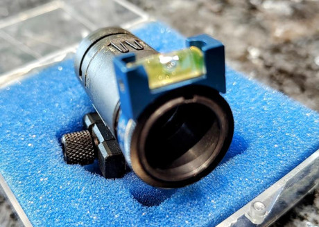 Túnel con nivel Centra exterior para anillas. Se le puede montar variable. Diámetro 18 mm
Lo tenía en 00