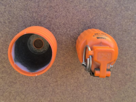 Se vende granada R-41  de Plasticas Oramil de instrucción, completamente inerte, junto con su vaso que 02