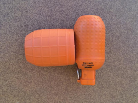 Se vende granada R-41  de Plasticas Oramil de instrucción, completamente inerte, junto con su vaso que 01