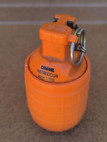 Se vende granada R-41  de Plasticas Oramil de instrucción, completamente inerte, junto con su vaso que 00