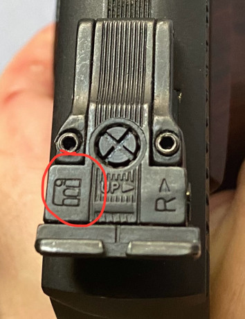 Hola compañeros, alguien sabe a qué corresponde este símbolo en el alza de mi pistola? Si es que que se 01