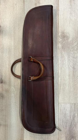 Maletín de cuero para transporte de escopeta. Excelente estado sin arañazos, muy cuidado. Precio 60€ tno 02