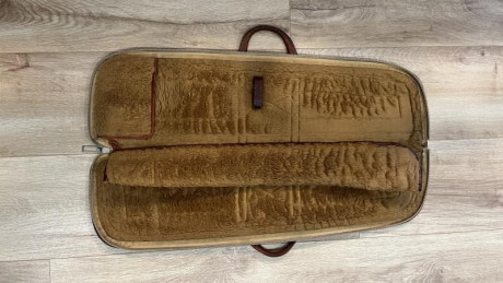 Maletín de cuero para transporte de escopeta. Excelente estado sin arañazos, muy cuidado. Precio 60€ tno 01