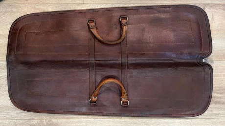 Maletín de cuero para transporte de escopeta. Excelente estado sin arañazos, muy cuidado. Precio 60€ tno 00