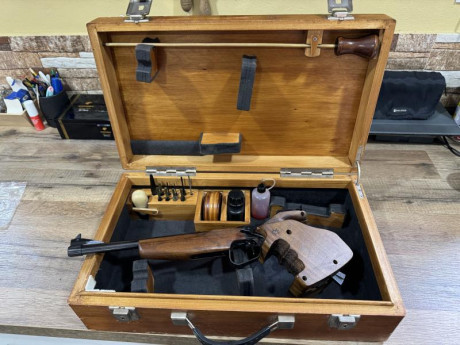SE VENDE TOZ 35 CALIBRE 22Lr,EMPUÑADURA MORINI TALLA M,MALETIN ORIGINAL CON TODOS SUS ACCESORIOS,EN MUY 00