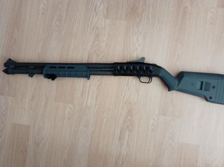 Escopeta corredera Mossberg 590 A1 Mil spec.
Culata y guardamos Magpul de color gris, y porta cartuchos 02