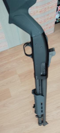 Escopeta corredera Mossberg 590 A1 Mil spec.
Culata y guardamos Magpul de color gris, y porta cartuchos 01