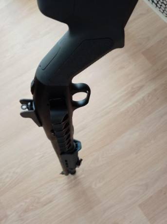 Escopeta corredera Mossberg 590 A1 Mil spec.
Culata y guardamos Magpul de color gris, y porta cartuchos 00