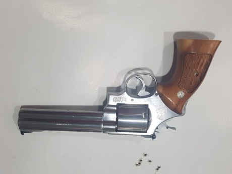 Buenas tardes. Estaría interesado en un revolver de 6" de marca Smith & Wesson o Colt o cambiarlo 51