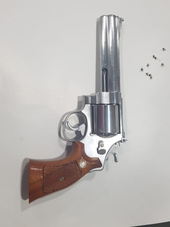 Buenas tardes. Estaría interesado en un revolver de 6" de marca Smith & Wesson o Colt o cambiarlo 60