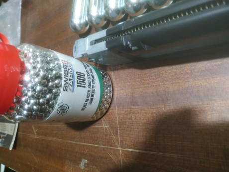 Vendo lote calibre 177
Cargador glok 19 
11 botellas gas CO2 
1500 bolas acero para pistola o carabina 01
