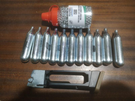 Vendo lote calibre 177
Cargador glok 19 
11 botellas gas CO2 
1500 bolas acero para pistola o carabina 00