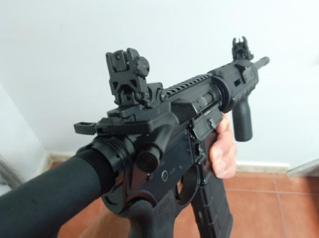 Rifle Ar15 de la marca Smith & Wesson modelo M&P 15, con cañón de 16 pulgadas en calibre .300 00