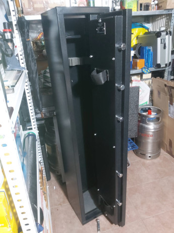 Se vende armero INFAC arma larga 4+1 con estante superior.

Me he cansado de tenerlo en el trastero sin 01