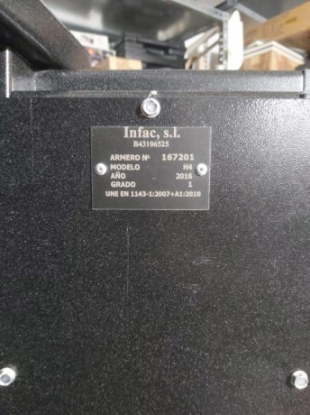 Se vende armero INFAC arma larga 4+1 con estante superior.

Me he cansado de tenerlo en el trastero sin 00