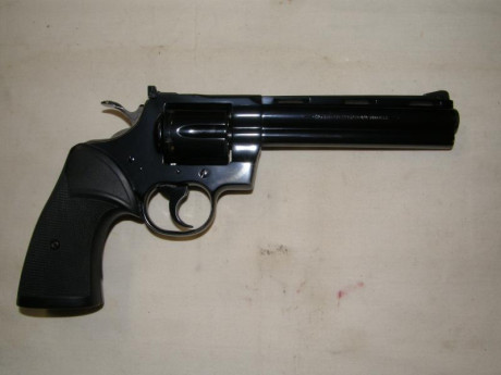 Saludos a todos:
Pongo en venta mi colt Pyton de 6 pulgadas , cal 357 magnum por 1100€ esta arma esta 01