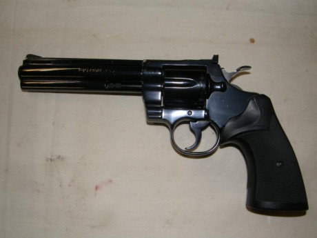 Saludos a todos:
Pongo en venta mi colt Pyton de 6 pulgadas , cal 357 magnum por 1100€ esta arma esta 00