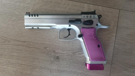 Vendo esta espectacular pistola para precisión y IPSC, 9 Pb, dos juegos de cachas y taloneras de cargador, 01