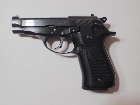 Vendo Beretta 83 Cheetah
calibre 9 corto.
cachas negras y otras originales de madera.

En muy buen estado 01