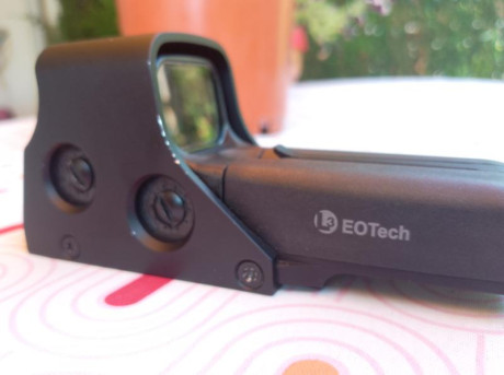 Vendo holográfico Eotech 512, está en buen estado. 
En el lado derecho tiene un arañazo que se ve en la 02