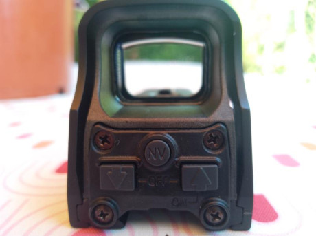 Vendo holográfico Eotech 512, está en buen estado. 
En el lado derecho tiene un arañazo que se ve en la 01
