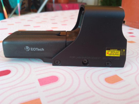 Vendo holográfico Eotech 512, está en buen estado. 
En el lado derecho tiene un arañazo que se ve en la 00