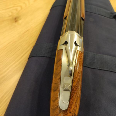 Se vende browning B525 Sporting con 4 chokes ,la escopeta está muy nueva es de 71 de cañón , no hace falta 10