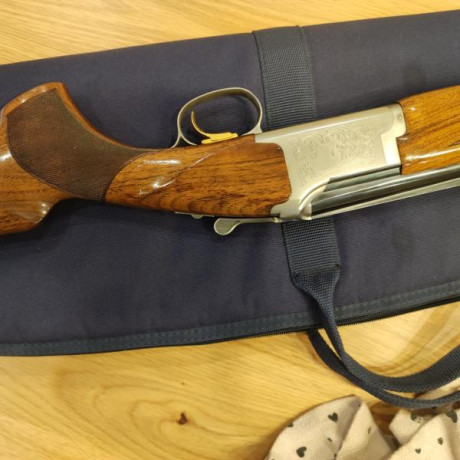 Se vende browning B525 Sporting con 4 chokes ,la escopeta está muy nueva es de 71 de cañón , no hace falta 21