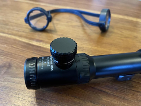 Hola Compañeros,
Pongo a la venta el siguiente visor por falta de uso.
Zeiss Varipoint VM 1,5-6x42
Reticula 20