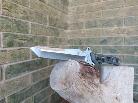 cuchillo Táctico-Militar fabricado por la casa Miguel Nieto (Albacete).
Hoja enteriza con doble defensa 02