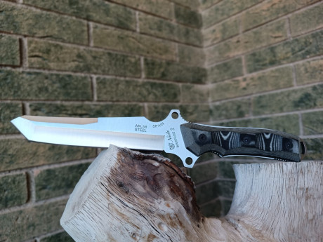 cuchillo Táctico-Militar fabricado por la casa Miguel Nieto (Albacete).
Hoja enteriza con doble defensa 01