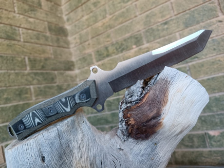cuchillo Táctico-Militar fabricado por la casa Miguel Nieto (Albacete).
Hoja enteriza con doble defensa 00