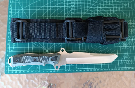 cuchillo Táctico-Militar fabricado por la casa Miguel Nieto (Albacete).
Hoja enteriza con doble defensa 12
