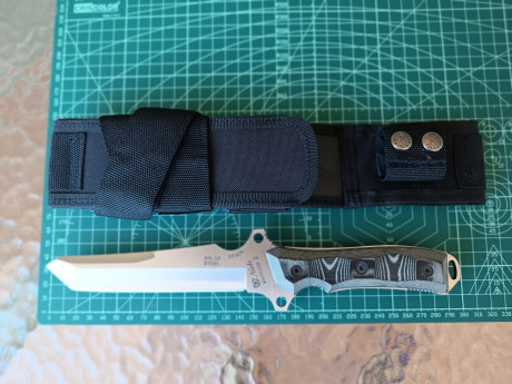 cuchillo Táctico-Militar fabricado por la casa Miguel Nieto (Albacete).
Hoja enteriza con doble defensa 11