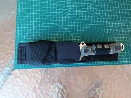 cuchillo Táctico-Militar fabricado por la casa Miguel Nieto (Albacete).
Hoja enteriza con doble defensa 10