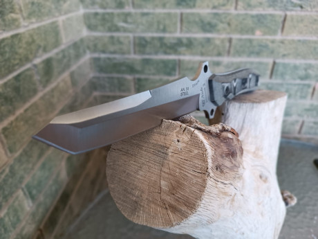 cuchillo Táctico-Militar fabricado por la casa Miguel Nieto (Albacete).
Hoja enteriza con doble defensa 21