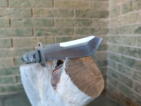cuchillo Táctico-Militar fabricado por la casa Miguel Nieto (Albacete).
Hoja enteriza con doble defensa 20