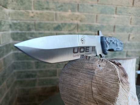UOE II   de J&V  
Cuchillo táctico polivalente 
Hoja de acero inoxidable MoVa-58 de 160 mm. de largo.
Espesor 02