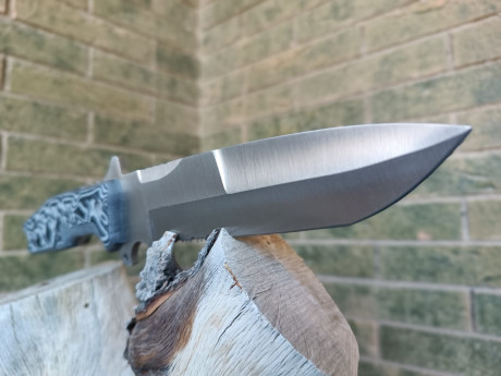 UOE II   de J&V  
Cuchillo táctico polivalente 
Hoja de acero inoxidable MoVa-58 de 160 mm. de largo.
Espesor 01