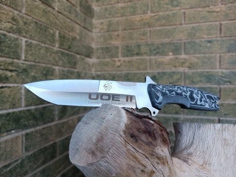 UOE II   de J&V  
Cuchillo táctico polivalente 
Hoja de acero inoxidable MoVa-58 de 160 mm. de largo.
Espesor 00