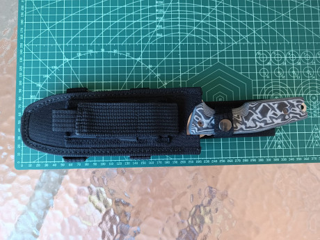 UOE II   de J&V  
Cuchillo táctico polivalente 
Hoja de acero inoxidable MoVa-58 de 160 mm. de largo.
Espesor 12