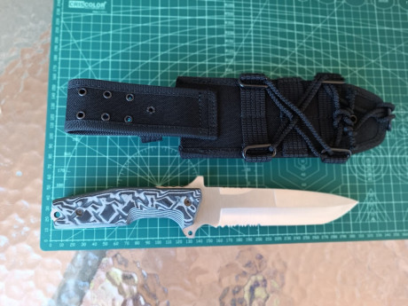 UOE II   de J&V  
Cuchillo táctico polivalente 
Hoja de acero inoxidable MoVa-58 de 160 mm. de largo.
Espesor 11