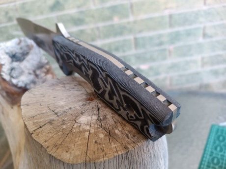 UOE II   de J&V  
Cuchillo táctico polivalente 
Hoja de acero inoxidable MoVa-58 de 160 mm. de largo.
Espesor 10