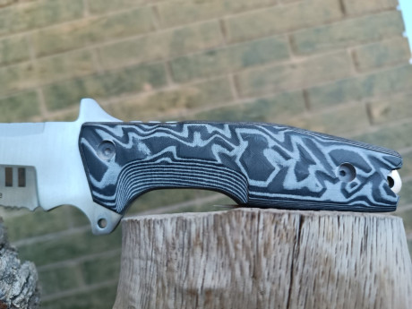 UOE II   de J&V  
Cuchillo táctico polivalente 
Hoja de acero inoxidable MoVa-58 de 160 mm. de largo.
Espesor 22