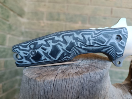 UOE II   de J&V  
Cuchillo táctico polivalente 
Hoja de acero inoxidable MoVa-58 de 160 mm. de largo.
Espesor 20