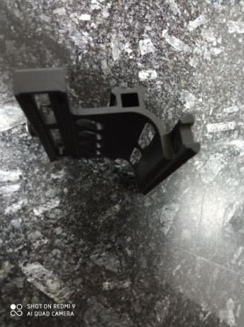 Un saludo a todos.
Vendo montural lateral para visor compatible con  las variantes AK 47/74,Ishmash Tigr, 01