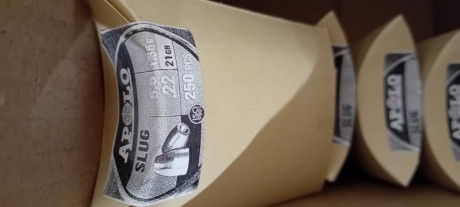 Slug 5,5 (.22) marca Apolo en envase de cartón x 250 unidades.
Precio por caja €7 
Lote de 7 cajas. 
Más 01